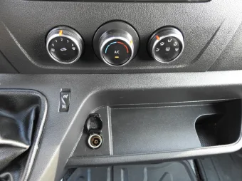 Renault Master skrzynia plandeka 10 palet 165KM 045764 - konsola