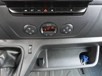 Renault Master skrzynia plandeka 10 palet 165KM 071422 - konsola