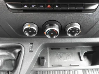 Renault Master skrzynia plandeka 10 palet 165KM 106876 - konsola
