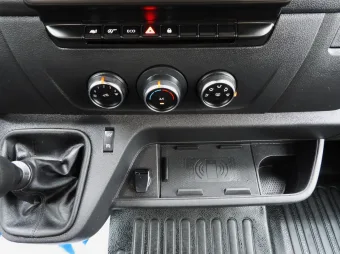Renault Master skrzynia plandeka 8 palet 165KM 593824 - wnetrze