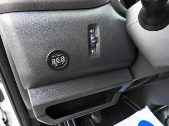 Renault Master skrzynia plandeka 9 palet 165KM 755938 - wyposazenie