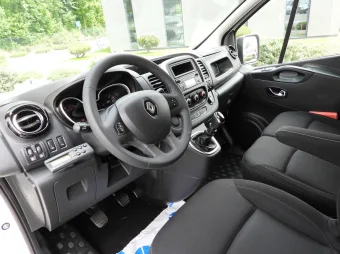 Renault Trafic furgon chłodnia 120KM 895067 - srodek