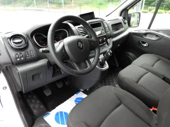 Renault Trafic furgon chłodnia 120KM 904331 - srodek
