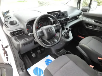Toyota Proace City furgon chłodnia 100KM 972410 - srodek