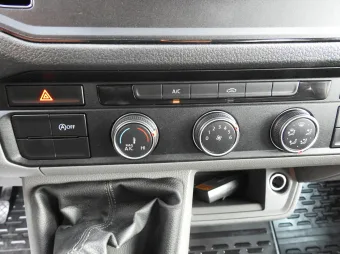 Volkswagen Crafter brygadówka 140KM 009040 - konsola