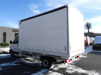 Volkswagen Crafter skrzynia plandeka 8 palet 180KM 051283 - bok tyl