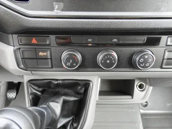 Volkswagen Crafter skrzynia plandeka 10 palet 180KM 043388 - konsola