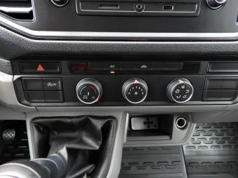 Volkswagen Crafter skrzynia plandeka 10 palet 180KM 048104 - lewarek