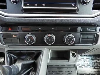 Volkswagen Crafter wywrotka 140KM 054781 - schowki